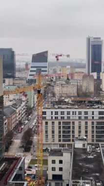 Varşova, Polonya - 29 Şubat 2024: Modern bir metropolün şehir manzarası, gökdelenler ve ofis binaları, iş merkezi, dikey video.