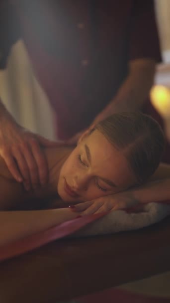 Professionele Masseur Maakt Een Ontspannende Benen Massage Aan Een Jonge — Stockvideo