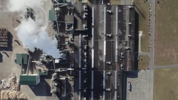 工业景观 大型木材加工厂 从高处看管道和水箱 工厂的工业结构 来自钢管的烟雾 — 图库视频影像