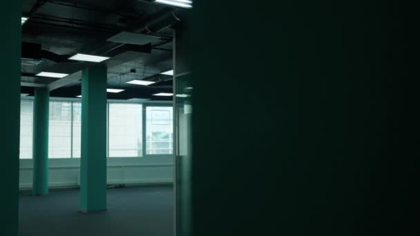 住宅エリア ダークオフィススペースのインテリア 高層ビルの内側のオフィスを散策 パノラマウィンドウの眺め 背景テンプレート — ストック動画