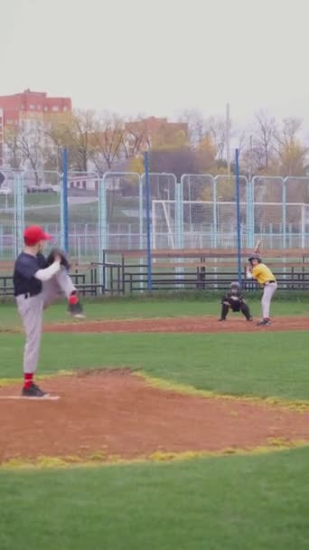 Çocuklar Okulda Beyzbol Oynuyor Atıcı Topu Vurucuya Atıyor Tutucu Hızlı — Stok video