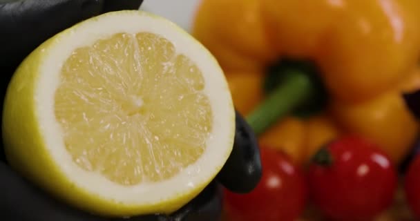 Chef Presst Frischen Zitronensaft Zeitlupe Aus Hände Drücken Zitrone Aus — Stockvideo