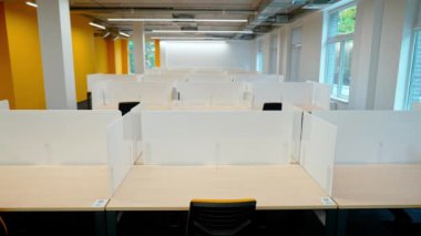 Statik arkaplan, ofis alanı, boş çalışma alanlarının görünümü, doğal ışıklandırma, kromakey için arkaplan şablonu.