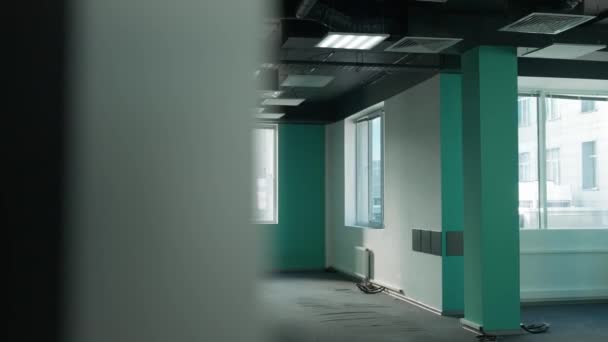 ワークスペース 空のオフィススペースのインテリア 高層ビル内部のオフィススペースを散策 背景テンプレート — ストック動画