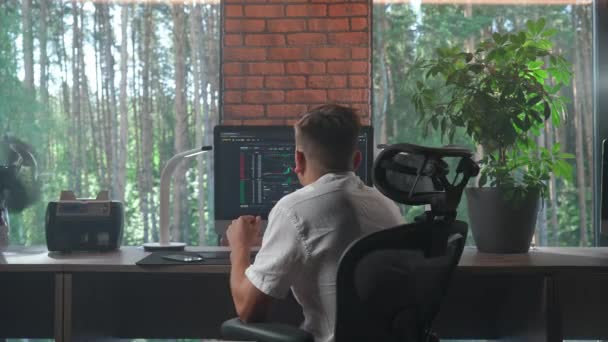 Weißrussland Juni 2021 Kryptowährung Händler Der Mit Finanzbörsen Einem Modernen — Stockvideo