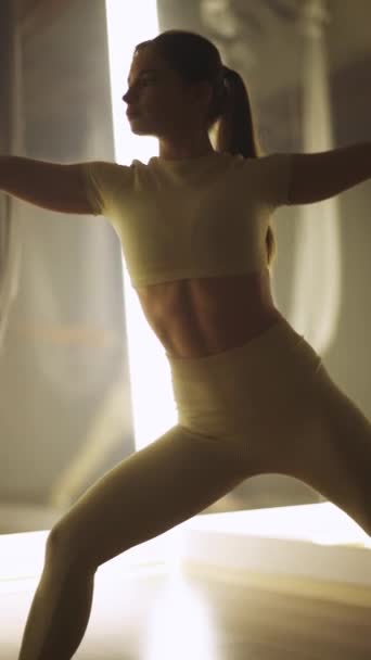 Bien Être Femme Fait Yoga Dans Une Chambre Femme Flexible — Video
