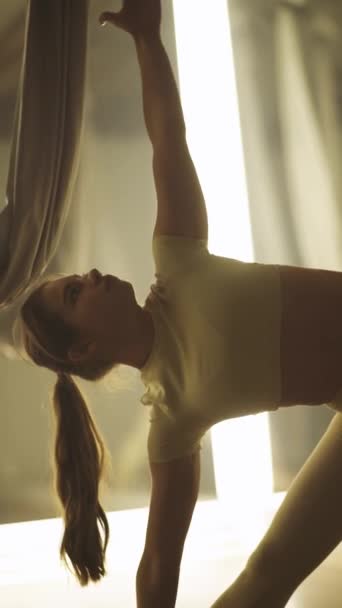 Wellness Vertikal Video Kvinna Gör Yoga Ett Spegelrum Flexibel Kvinna — Stockvideo