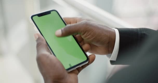 第一人称视角 深色皮肤的男人使用带有绿色屏幕的智能手机 彩色键模板 商人在忙着工作 — 图库视频影像