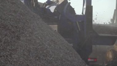 Belarus, Minsk - 12 Ekim 2019: el bilgisayarı, ahşap işçiliği, ağaç gövdelerinin kıymıklara geri dönüşümü, ağacı dolduran hidrolik makinesi, kameranın sallanması.