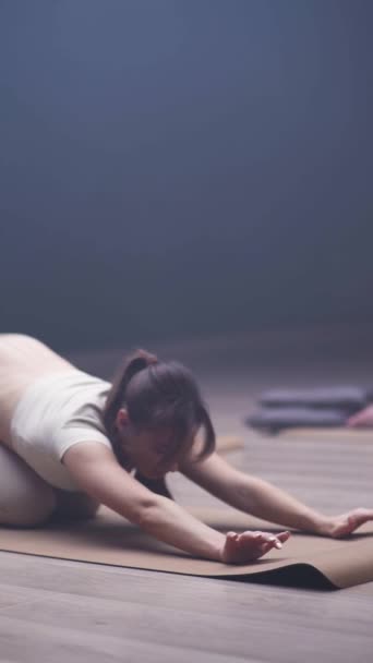 Grupp Unga Kvinnor Som Gör Yoga Ett Fitnessrum Flexibla Flickor — Stockvideo