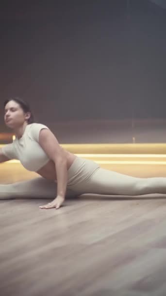 Wellness Sportlerin Macht Yoga Einem Raum Flexible Frau Führt Stretching — Stockvideo