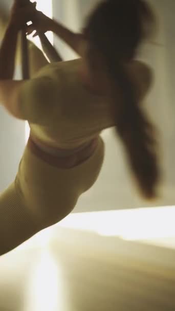 Jeune Femme Danse Dans Une Salle Fitness Femme Flexible Exécute — Video