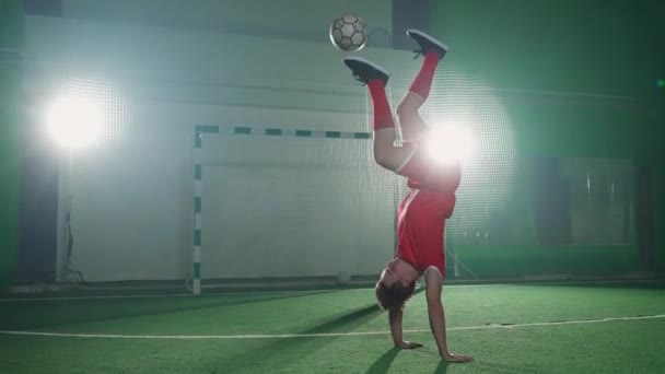 プロサッカー選手はサッカーボールでトリックを行い 脚のボールをバランスさせます — ストック動画