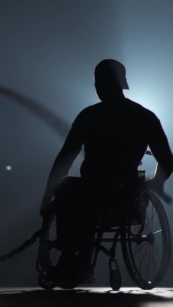 Pionowe Wideo Mężczyzna Niepełnosprawny Wózku Inwalidzkim Wykonuje Ćwiczenia Linami Bitewnymi — Wideo stockowe