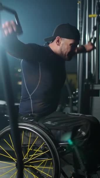 Dayanıklılık Tekerlekli Sandalyedeki Engelli Atlet Raf Makinesindeki Blokları Kaldırma Blok — Stok video