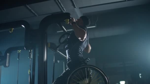 Zeitlupe Behindertensportler Rollstuhl Führt Klimmzüge Reck Gymnastiktraining Und Körperliche Aktivität — Stockvideo