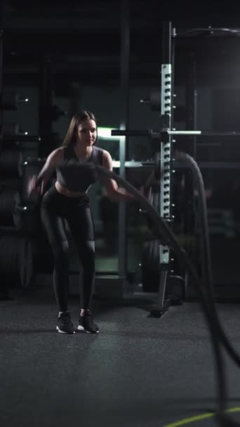 身材苗条的女人用钢丝绳进行运动 在体育馆进行耐力训练 拍摄垂直录像 — 图库视频影像