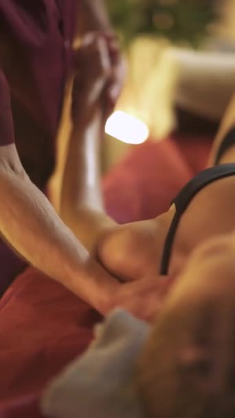 Pro Massagista Faz Uma Massagem Mãos Relaxantes Para Uma Mulher — Vídeo de Stock