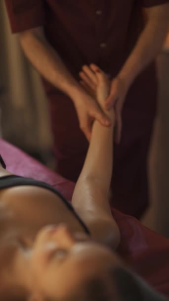 女按摩师为漂亮的女人做一个轻松的手压按摩 女按摩师享受按摩 温泉治疗 垂直录像 — 图库视频影像