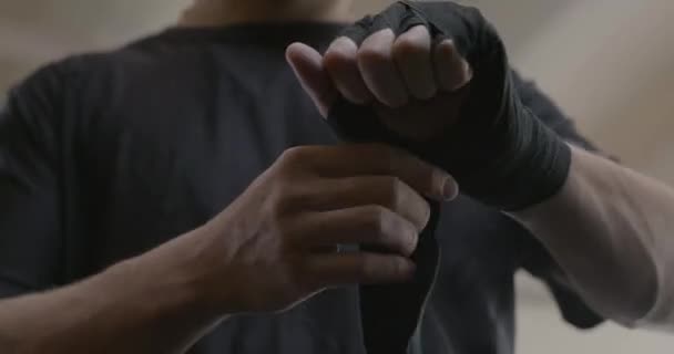Мужчина Закрывает Руки Боксерскими Повязками Тренируется Кикбоксингом Спортзале — стоковое видео