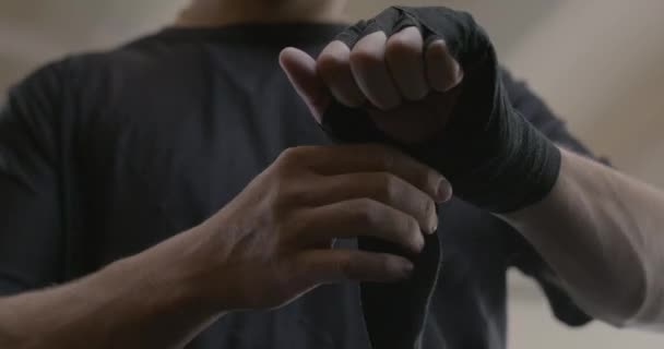 Homme Enveloppe Ses Mains Avec Des Bandages Boxe Journée Entraînement — Video