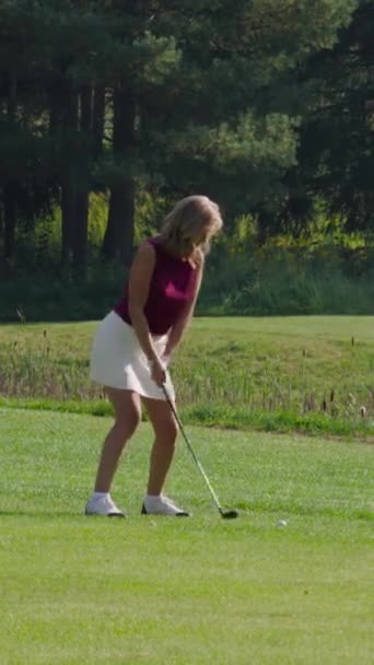 Yaz Günü Kadın Golf Oynuyor Topa Vuruyor Orman Bölgesindeki Golf — Stok video