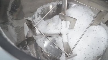Endüstriyel makine plastik parçaları eritmek için plastik, hammaddeleri karıştırır ve üretir.