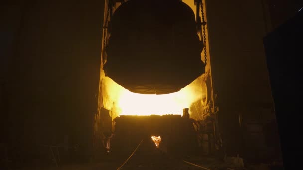 鉄鋼溶解のための炉ビュー 製錬炉にスクラップ金属をロードするプロセス 巨大な釜 炉内の輝く炎 重工業 — ストック動画