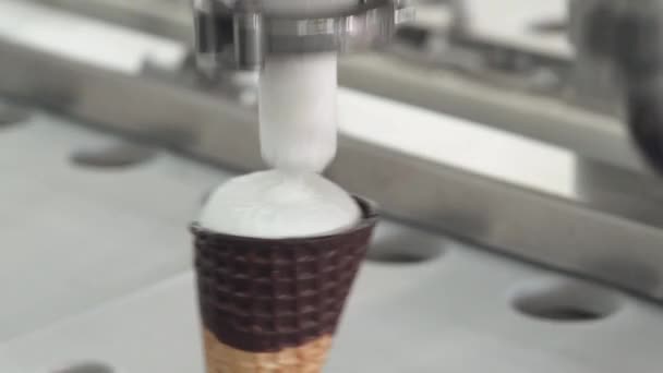 アイス クリームの生産 ワッフル カップのアイス クリームの詰物プロセス 生産ラインのPlombirのアイス クリームが付いている交通機関のワッフル コーン 乳製品 — ストック動画