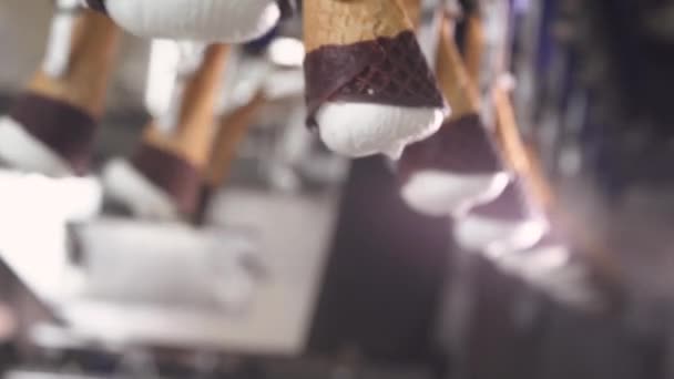 アイスクリーム生産 輸送ワッフルコーンとエンゲンビアアイスクリーム生産ライン 乳製品 — ストック動画