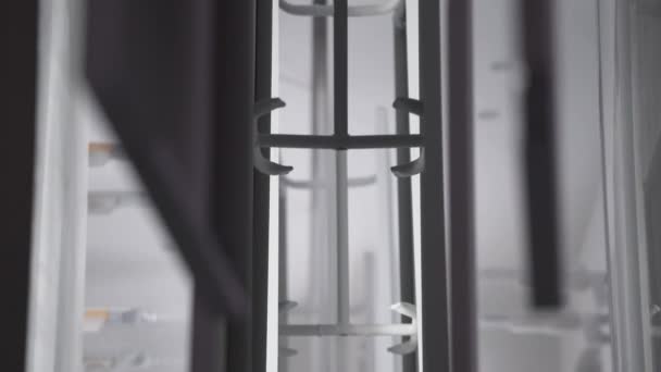 家用电器 油漆间 铝板漆机器人 自动化生产线现代技术的制造 — 图库视频影像