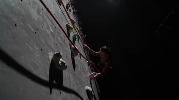 Kobiecy Trening Wspinaczkowy Ściance Wspinaczkowej Trening Wspinaczkowy Wspinaczkowy Trening Wytrzymałościowy — Wideo stockowe