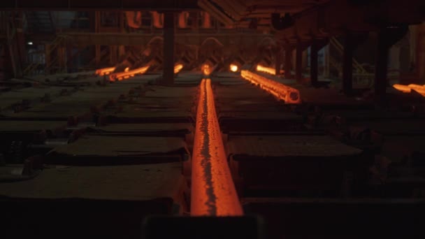 钢棒及钢管生产 生产线上运输的红热管 重工业 轧制金属工厂 — 图库视频影像