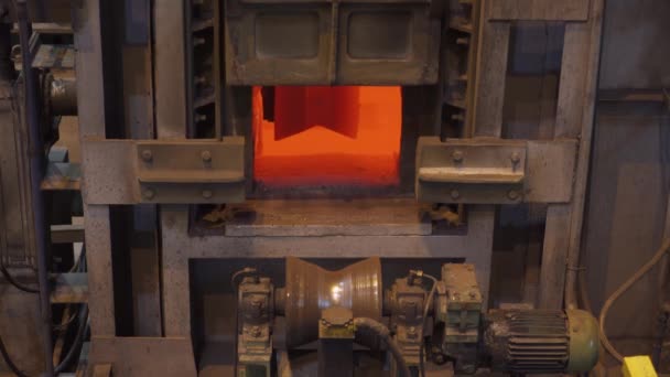 钢管生产 生产线上运输的红热管 重工业 轧制金属厂 — 图库视频影像