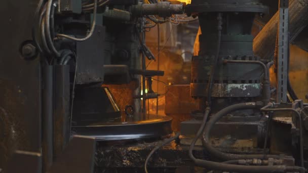 Çelik Fabrikası Çelik Boru Üretimi Üretim Hattıyla Taşınan Kızgın Borular — Stok video