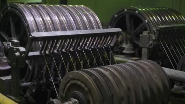Metal Çelik Üretimi Kurma Elektrokaplama Süreci Makaraların Üzerindeki Pirinç Tel — Stok video