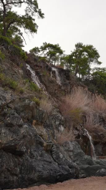 Doğal Manzara Güzel Şelale Manzarası Kayalık Arazi Durağan Zemin Dikey — Stok video