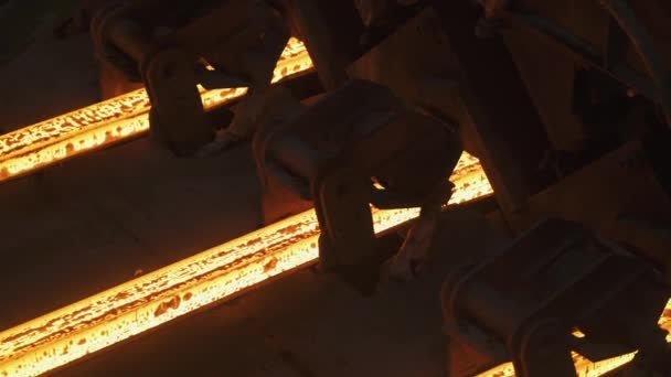 钢铁棒和钢管生产 生产线上运输的红热管 重工业 轧制金属工厂 — 图库视频影像