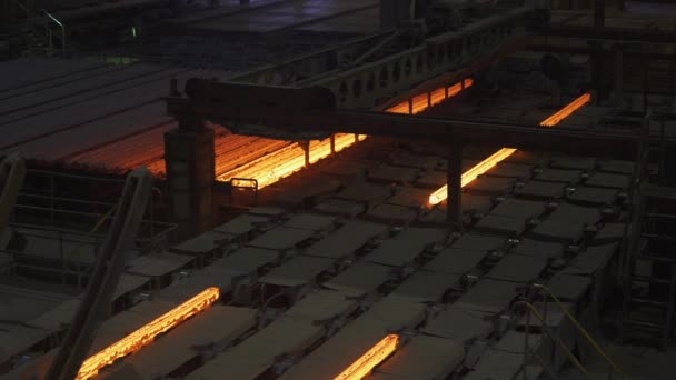 Çelik Fabrikası Çelik Barlar Boru Üretimi Üretim Hattıyla Taşınan Kırmızı — Stok video