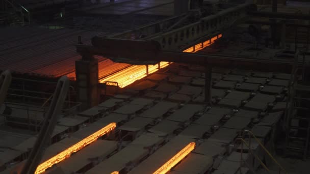热空气效应 钢棒和钢管生产 生产线上运输的红热管 重工业 轧制金属工厂 — 图库视频影像