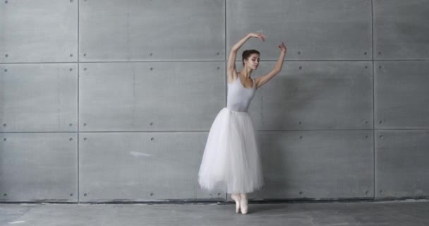 Elegante Frau Weißen Tutu Ballett Tanzen Und Choreografische Elemente Auf — Stockvideo