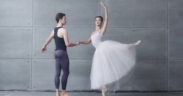Eleganta Par Klassiska Balettdansare Repeterar Dans Grå Bakgrund Romantisk Dans — Stockvideo