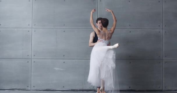 Elegancka Para Tancerzy Baletu Klasycznego Ćwiczących Taniec Szarym Tle Romantyczny — Wideo stockowe