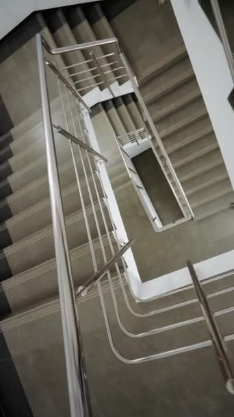 人なしのスペース オフィスビルの階段の眺め 空の建物で歩いている 垂直ビデオ — ストック動画