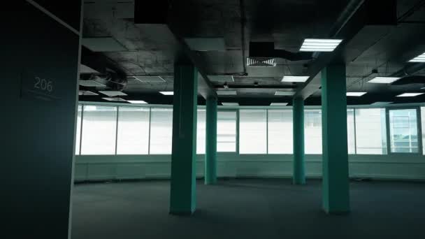Daerah Perumahan Interior Ruang Kantor Yang Gelap Berjalan Melalui Kantor — Stok Video