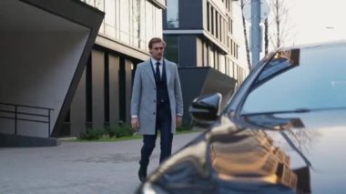 İş adamı siyah bir arabaya doğru yürür ve yolcu koltuğuna oturur. Takım elbiseli zarif bir adam toplantıya gider. Arka plandaki ofis binası ise....