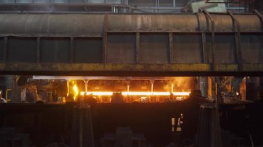 BELARUS, MINSK - 5 Şubat 2019: Çelik fabrikası, çelik boru üretimi, üretim hattında taşınan kırmızı-sıcak boru, ağır sanayide oluşum ve soğutma süreci, yuvarlanan metal fabrikası.