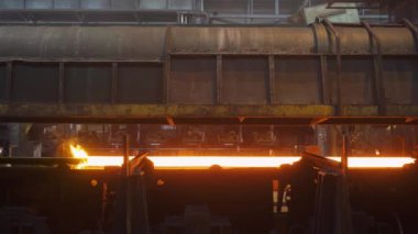 Çelik fabrikası, çelik boru üretimi, üretim hattında kırmızı-sıcak boru, ağır endüstride oluşum ve soğutma süreci, yuvarlanan metal fabrikası.