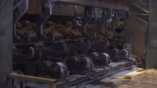 钢棒及钢管生产 生产线上运输的红热管 重工业 轧制金属工厂 慢速运转 — 图库视频影像