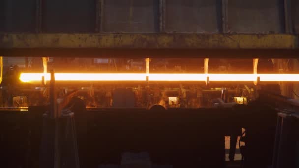 钢管生产 生产线上运输的红热管 重工业中的成形和冷却工艺 轧制金属工厂 — 图库视频影像